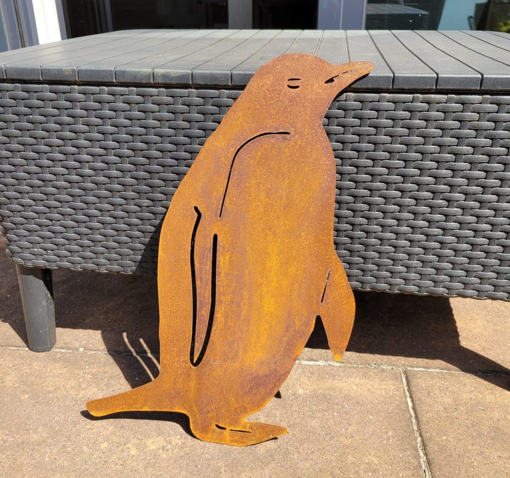 Stahlfigur „Eselspinguin“